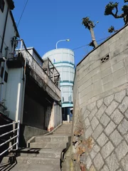 Photo sur Plexiglas Helix Bridge 坂の上の歩道橋。 螺旋階段。 日本の住宅街の風景。