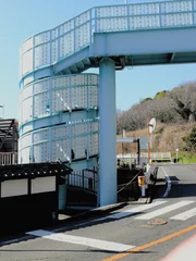 Papier Peint photo autocollant Helix Bridge 陸橋の螺旋階段。 山際住宅地の建造物。 日本の田舎の風景。