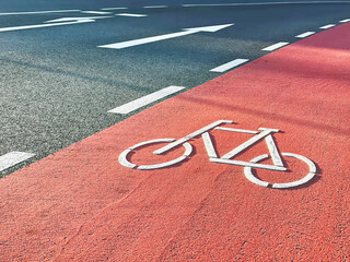Rot markierter Fahrradweg als Schutzstreifen für Radfahrer - 579633400