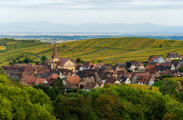 Fototapeta na wymiar Niedermorschwihr, l'église Saint-Gall avec son clocher vrillé, CEA, Alsace, Grand Est, France