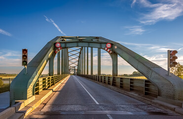 Fototapeta na wymiar Eiderbrücke oder Doppelbogen-Brücke über die Eider