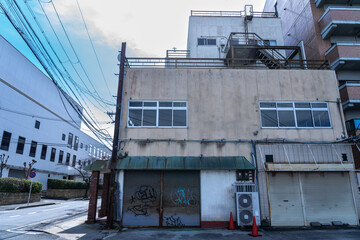 落書きのある古びた建物