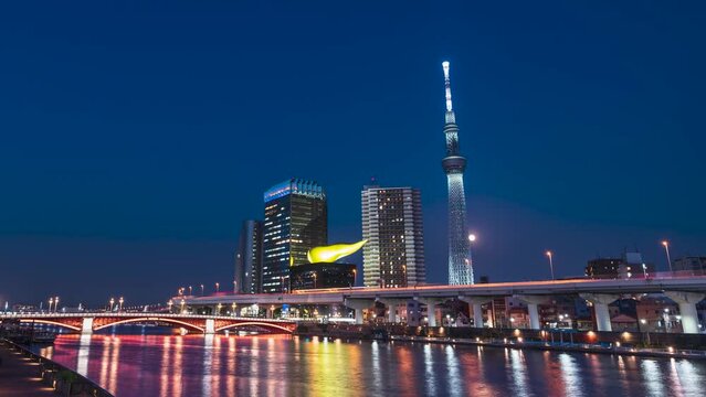 【東京都・墨田区】隅田川の夜景　ライトアップされてゆく東京の街　タイムラプス映像　ズームイン　
Night view of the Sumida River. The city of Tokyo being lit up - Japan - timelapse video - zoom in