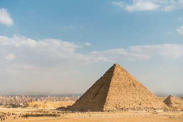 Fototapeta na wymiar Mykerinos-Pyramide vor dem Stadtteil Gizeh in Kairo
