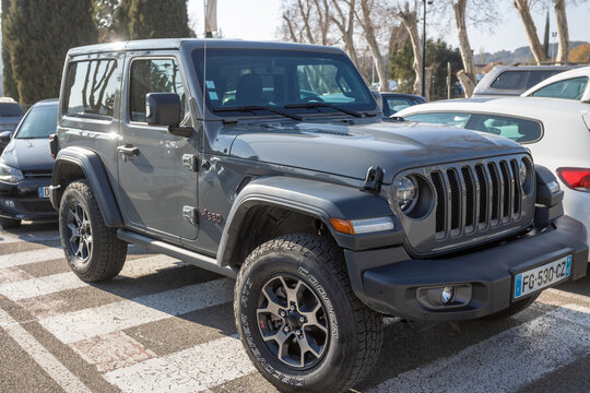 Vaison la Romaine - France - 05 mars 2023 - vue de côté du voiture de marque Jeep wrangler garé sur un parking	