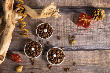 caffè in grani in tazzine bianche su sfondo di legno con scatto in  zenitale