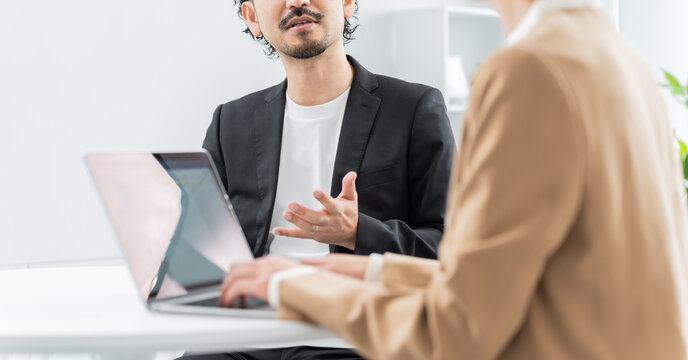 話をする日本人男女