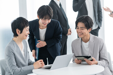 話をする日本人男女