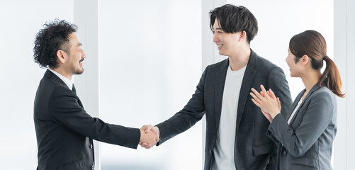 握手をする日本人男女