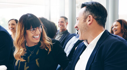 Obraz premium Everybody loves a good ice breaker. Shot of a group of businesspeople laughing while attending a conference.