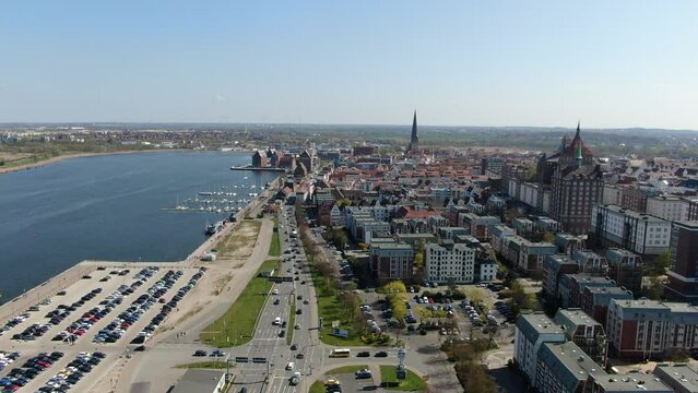 Rostock Hansestadt Gro&szlig;stadt Luftaufnahme von oben Fluss Warnow Ostsee Hafengebiet aus der Luft
