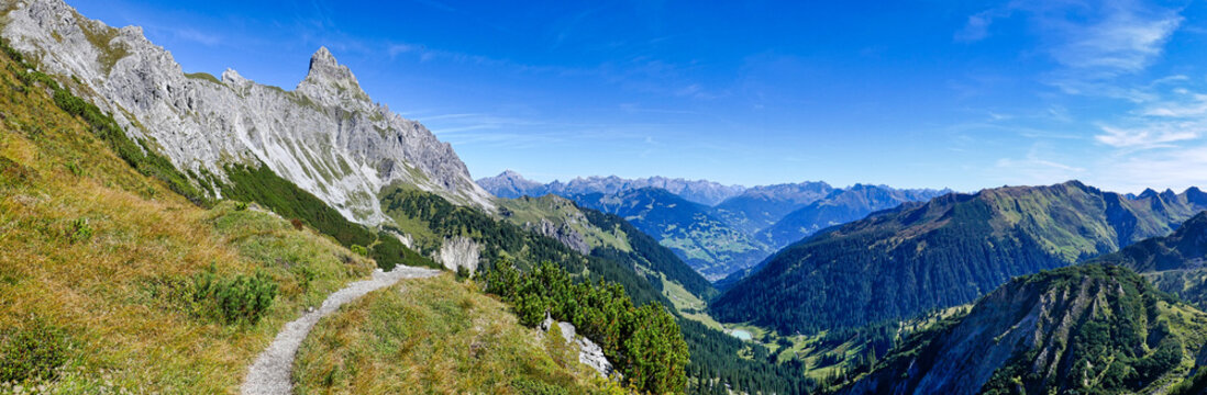 Weg vom Saulakof zur L&uuml;ner Krinne mit Blick zur Zimba im Montafon	