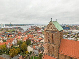 Naklejka na ściany i meble Nikolaikirche in Wismar Hansestadt an der Ostseeküste, Luftaufnahme, von oben aus der luft, Mecklenburg-vorpommern Ostsee