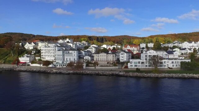 Ostseek&uuml;ste R&uuml;gen Sassnitz Altstadt, im Hintergrund der Nationalpark Jasmund / K&ouml;nigsstuhl und Seebr&uuml;cke Luftaufnahme von oben