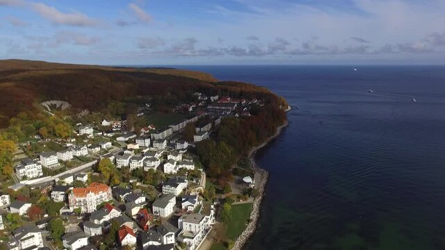 Ostseek&uuml;ste R&uuml;gen Sassnitz Altstadt, im Hintergrund der Nationalpark Jasmund / K&ouml;nigsstuhl und Seebr&uuml;cke Luftaufnahme von oben