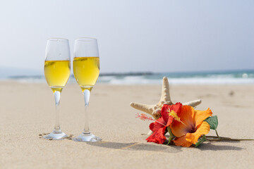 ビーチとワイングラス