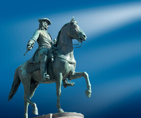 Obraz premium Statua in bronzo di un cavallo e il suo cavaliere