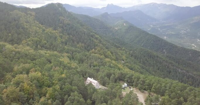 refugio de monta&ntilde;a entre arboles