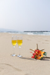 ビーチとワイングラス