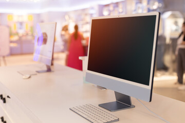 Naklejka premium Computer desktop on counter bar for internet service or customer information blank screen for advertising