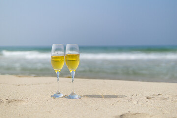 砂浜とワイングラス