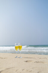 砂浜とワイングラス