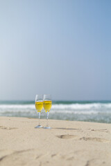 砂浜とワイングラス