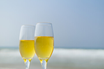 砂浜とワイングラス