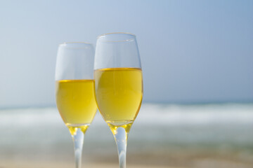砂浜とワイングラス