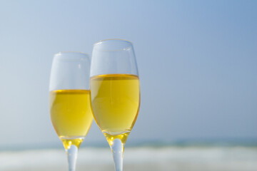砂浜とワイングラス