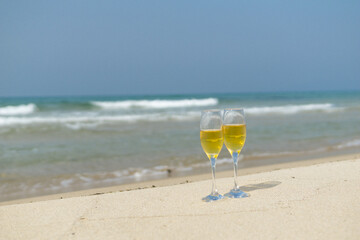 砂浜とワイングラス
