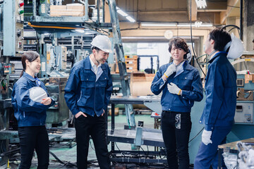 休憩時間に仲良く雑談をする工場労働者