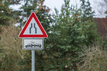 Ein Verkehrszeichen mit der Bedeutung , beidseitige Spurverengung und dem Zusatzschild Auffahrgefahr