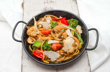 Pasta mit Sojasauce und Gemüse 