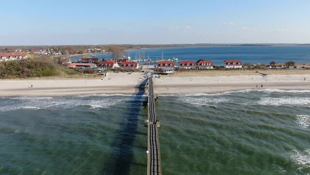 &Uuml;berflug &uuml;ber eine Holzbr&uuml;cke im Meer Seebr&uuml;cke von Rerik Luftaufnahme von oben Wellen Wasser Strand