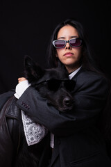 Obraz premium Dog wearing sunglasses with his owner. Cool concept. 