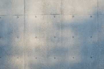 コンクリートの壁に映る影