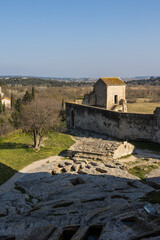 Fototapeta na wymiar Paysage autour de l'Abbaye de Montmajour, près d'Arles
