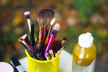 set for cosmetic brushes in the basket. Blush for eyeshadow and various makeup brushes in the shopping cart. Beauty concept, online shopping of decorative cosmetics, discounts in stores