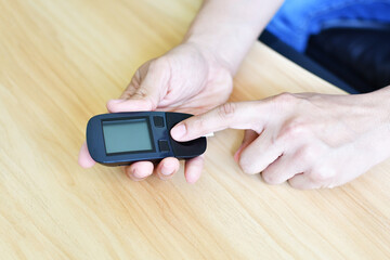 Glucómetro digital para prueba de azúcar en la sangre.