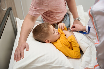 Obraz premium Child receiving qualified consultation with his father in pediatrician clinic