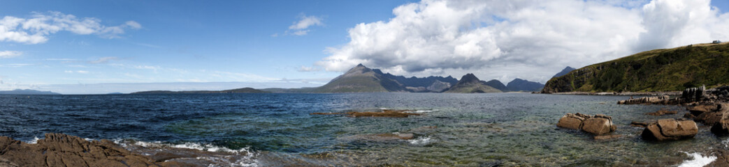Fototapeta na wymiar Panoramablick am Hafen von Elgol auf der Isle of Skye in Schottland