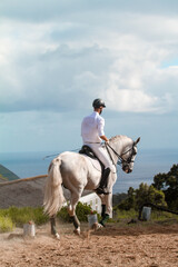 Homem a andar de cavalo com paisagem por trás