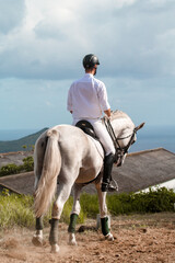 Homem a andar de cavalo com paisagem por trás