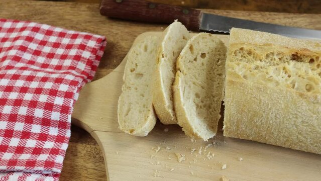 pain ciabatta en tranches, sur une table