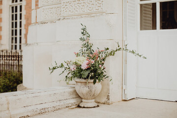 Fototapeta na wymiar Pot de fleurs décoré pour l'occasion spéciale