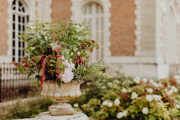 Fototapeta na wymiar Pot de fleurs décoré pour l'occasion spéciale