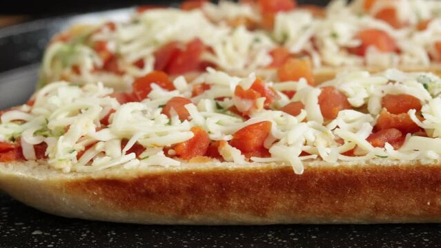 baguette pizza, en gros plan, sur une table