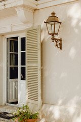L'entrée de la maison provençale ouverte