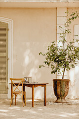 Table et chaise en bois devant la bastide provençale